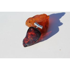 Mrkt gyldent rav med naturkant