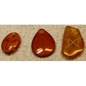 Runer graveret i rav